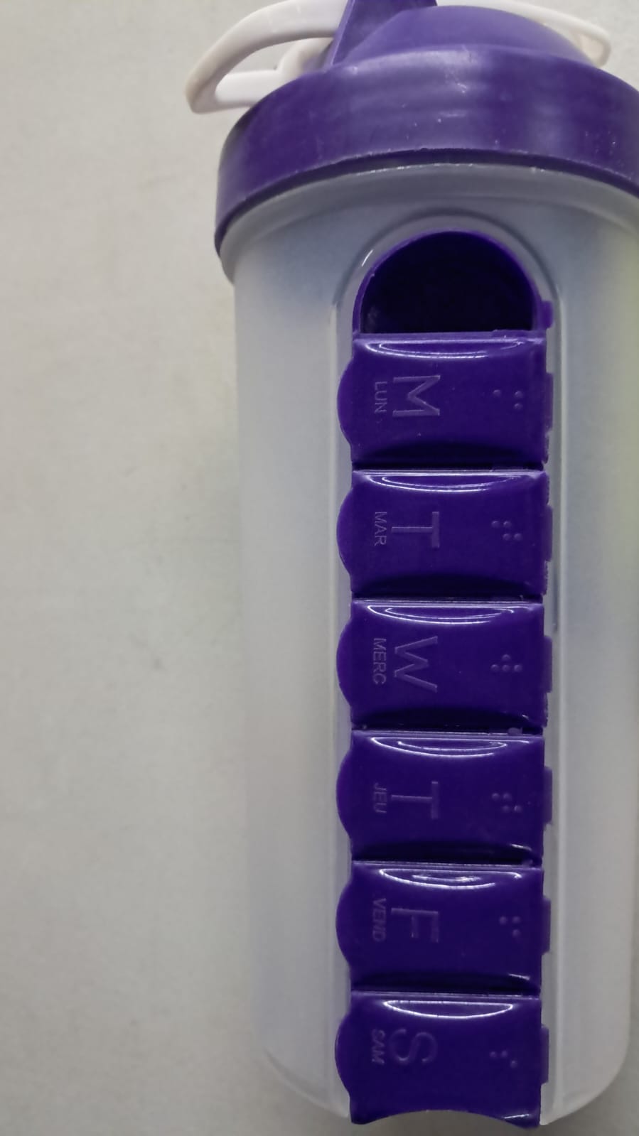 Waterbottle With Pill Organiser- Sunday flap broken off